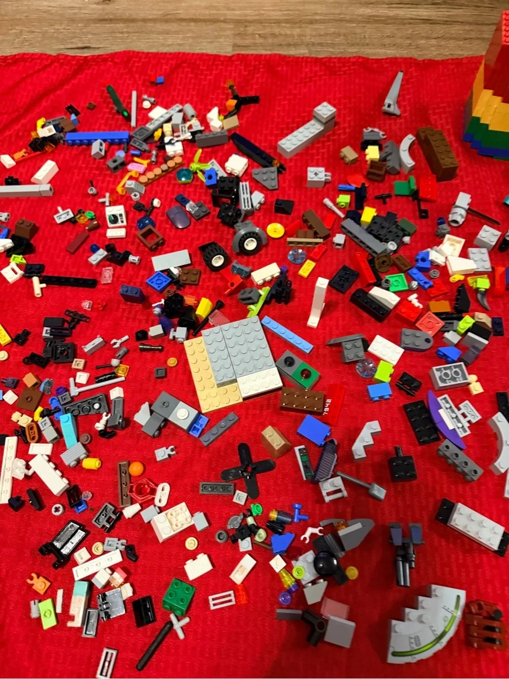Lego mixed lot with recon Lego and small pieces w minifigures